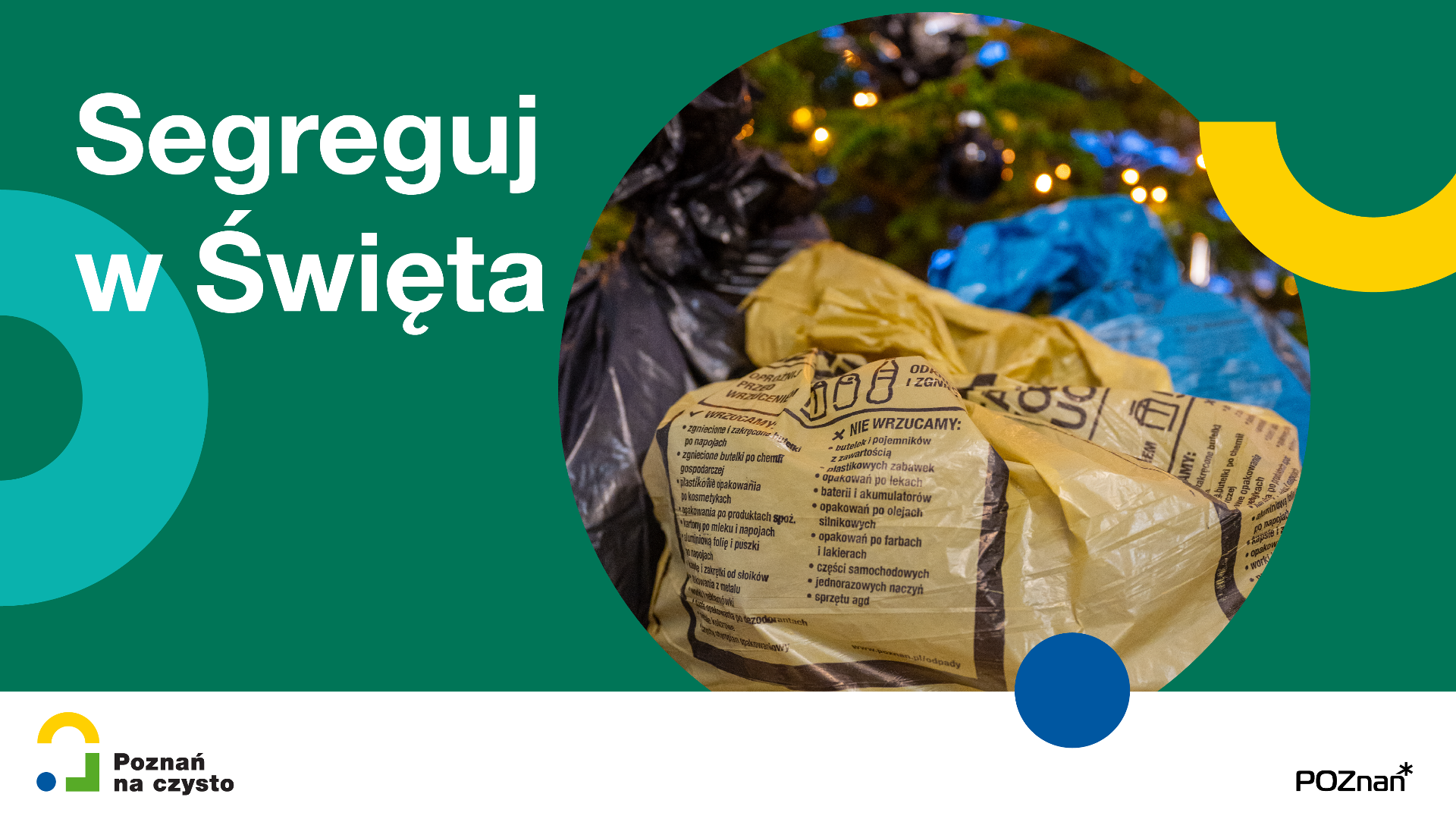 Zdjęcie przedstawia worki do selektywnego gromadzenia odpadów komunalnych, które zostały ustawione pod choinką