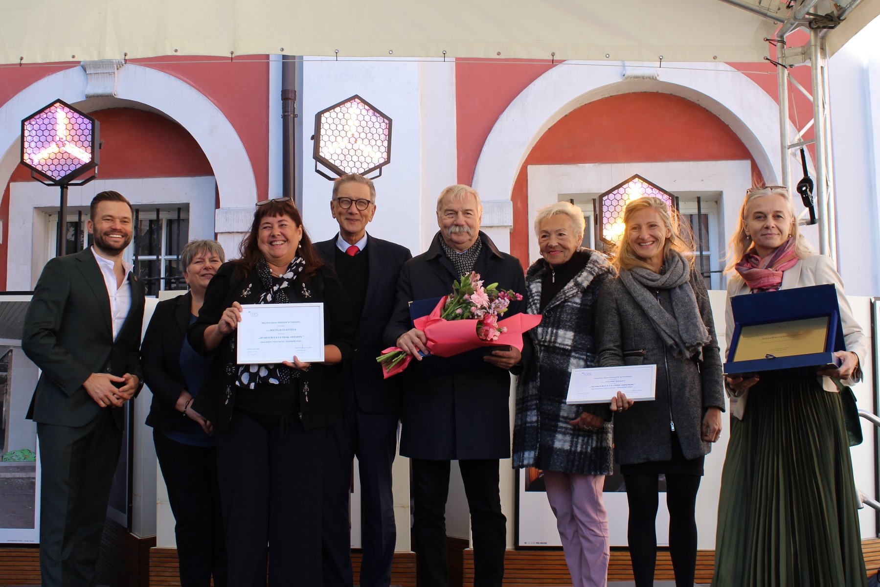 Zdjęcie przedstawia wyróżnionych w konkursie z przedstawicielami MRS.