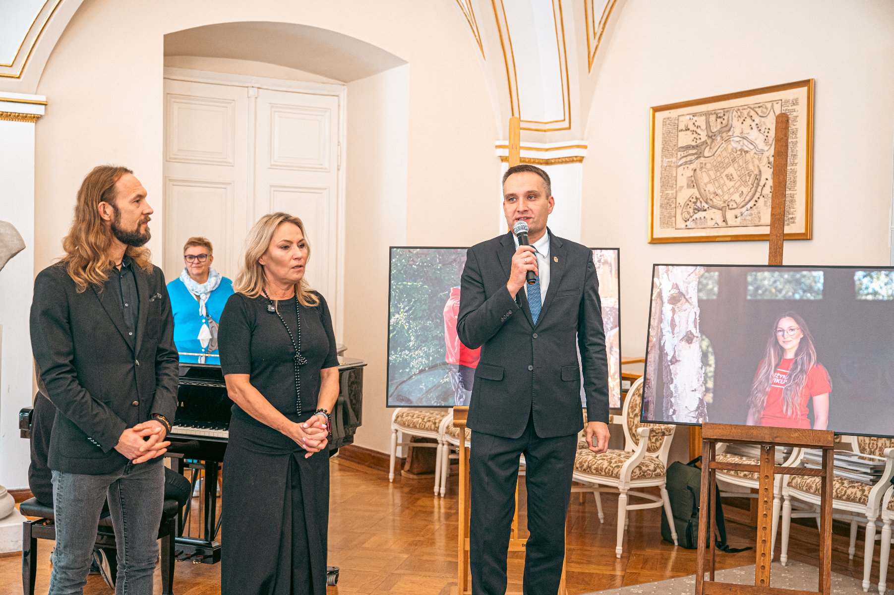 Zdjęcie przedstawia zdjęcia na sztalugach.