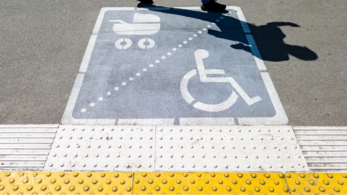 zdjęcie przedstawia zestaw fakturowych oznaczeń nawierzchni na przystanku