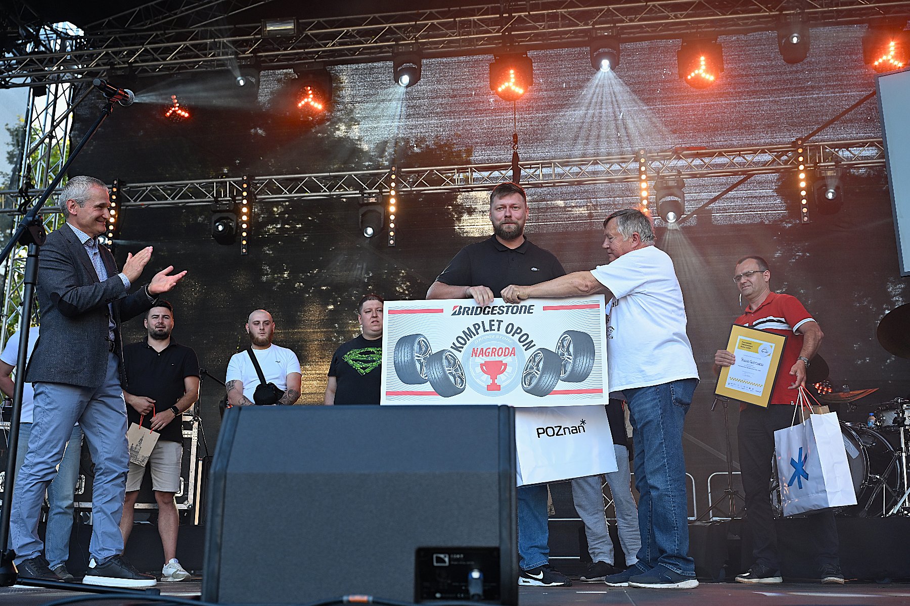 Zdjęcie przedstawia zwycięzcę konkursu na scenie