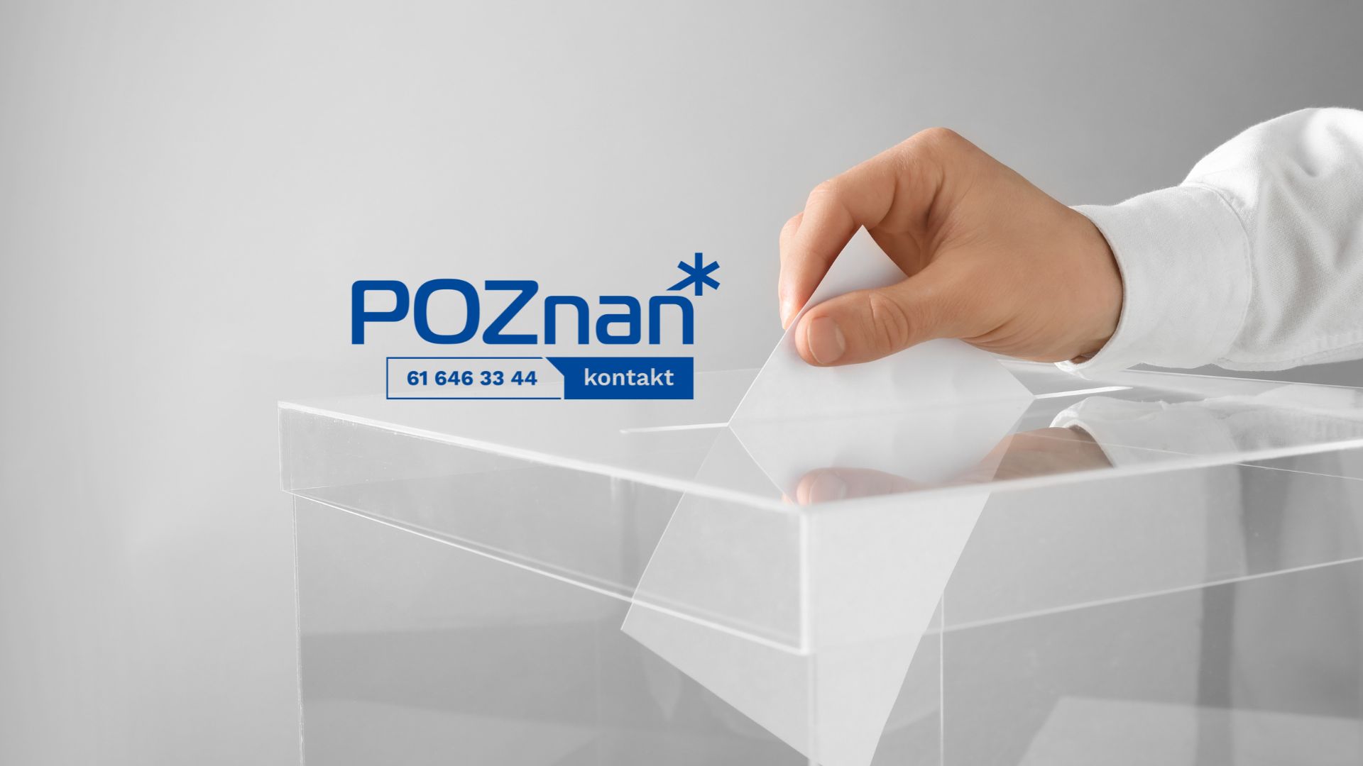Zdjęcie przedstwia rękę która wrzuca kartę wyborczą do urny oraz logo biura Poznań Kontakt w kolorze niebieskim