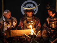 Zdjęcie samurajów siedzących przy ogniu