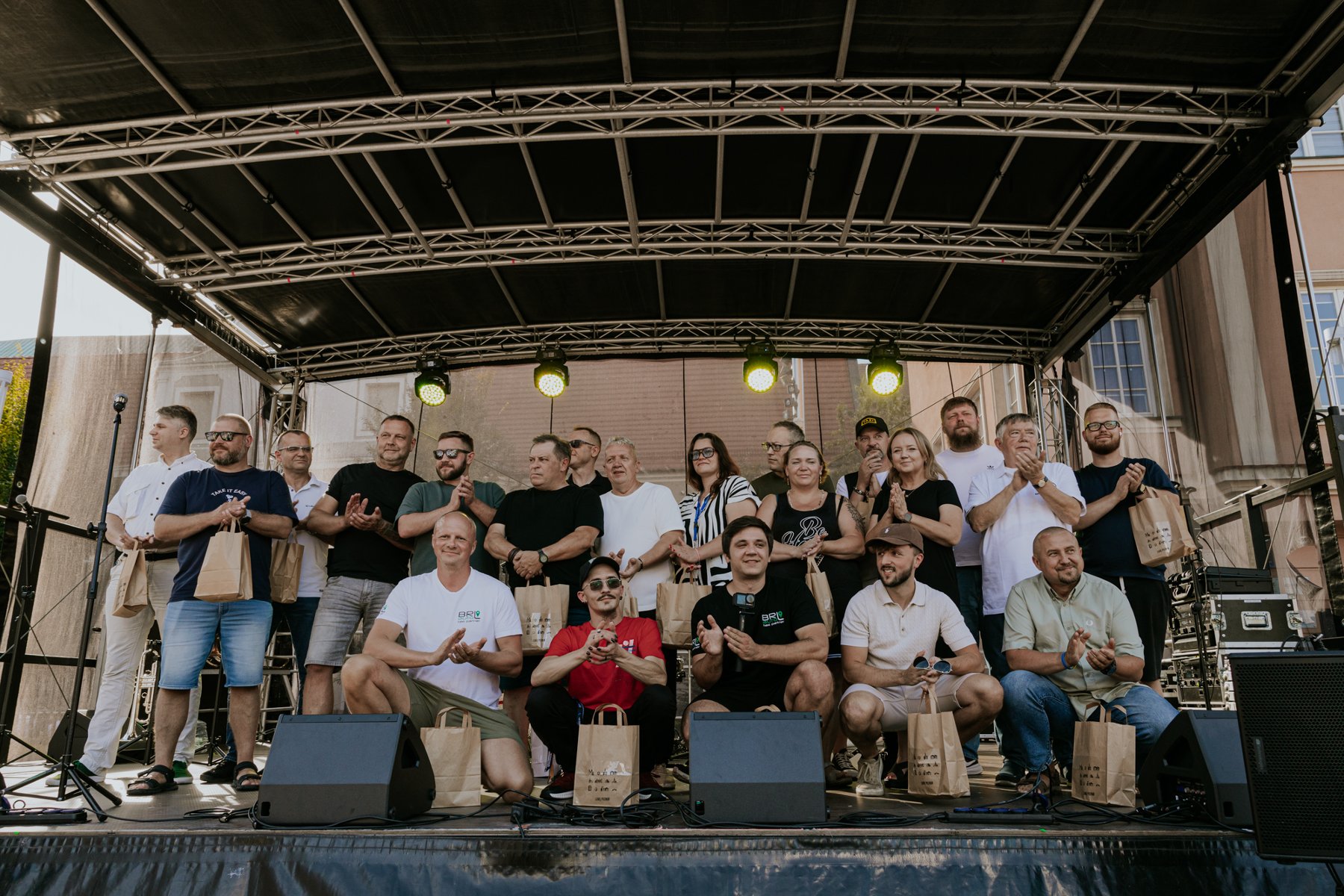 zdjecie sceny gdzie znajdują się wszyscy finaliści i zwycięzcy konkursu oraz Mieczysław Hryniewicz oraz Pani Prezydent Magdalena Pietrusik - Adamska