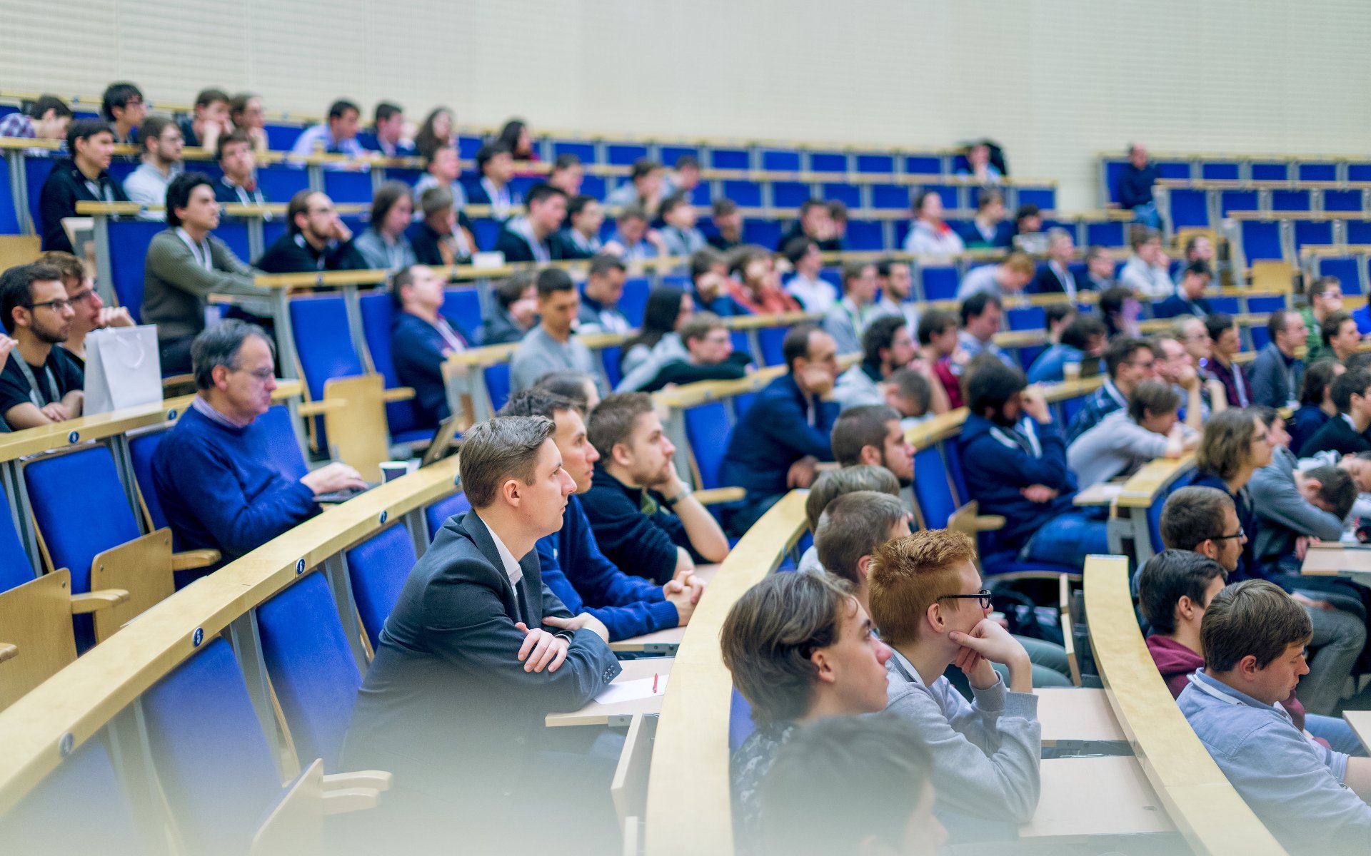 Zdjęcie - Studenci siedzą na sali wykładowej.