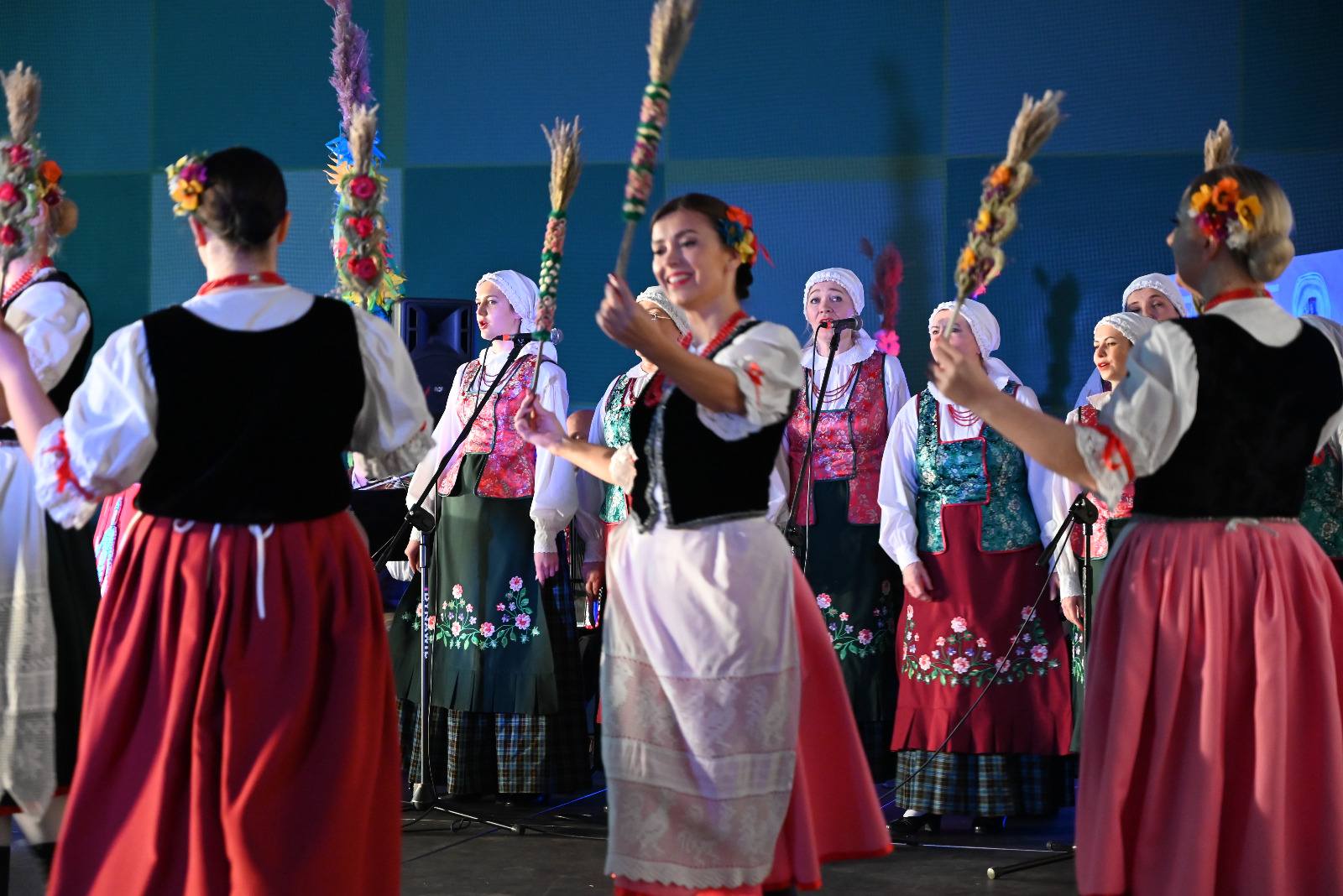 Zdjęcie tańczących i śpiewających kobiet w ludowych strojach
