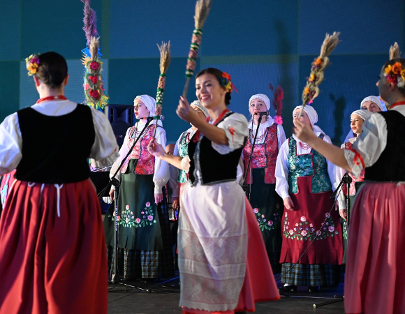 Zdjęcie tańczących i śpiewających kobiet w ludowych strojach