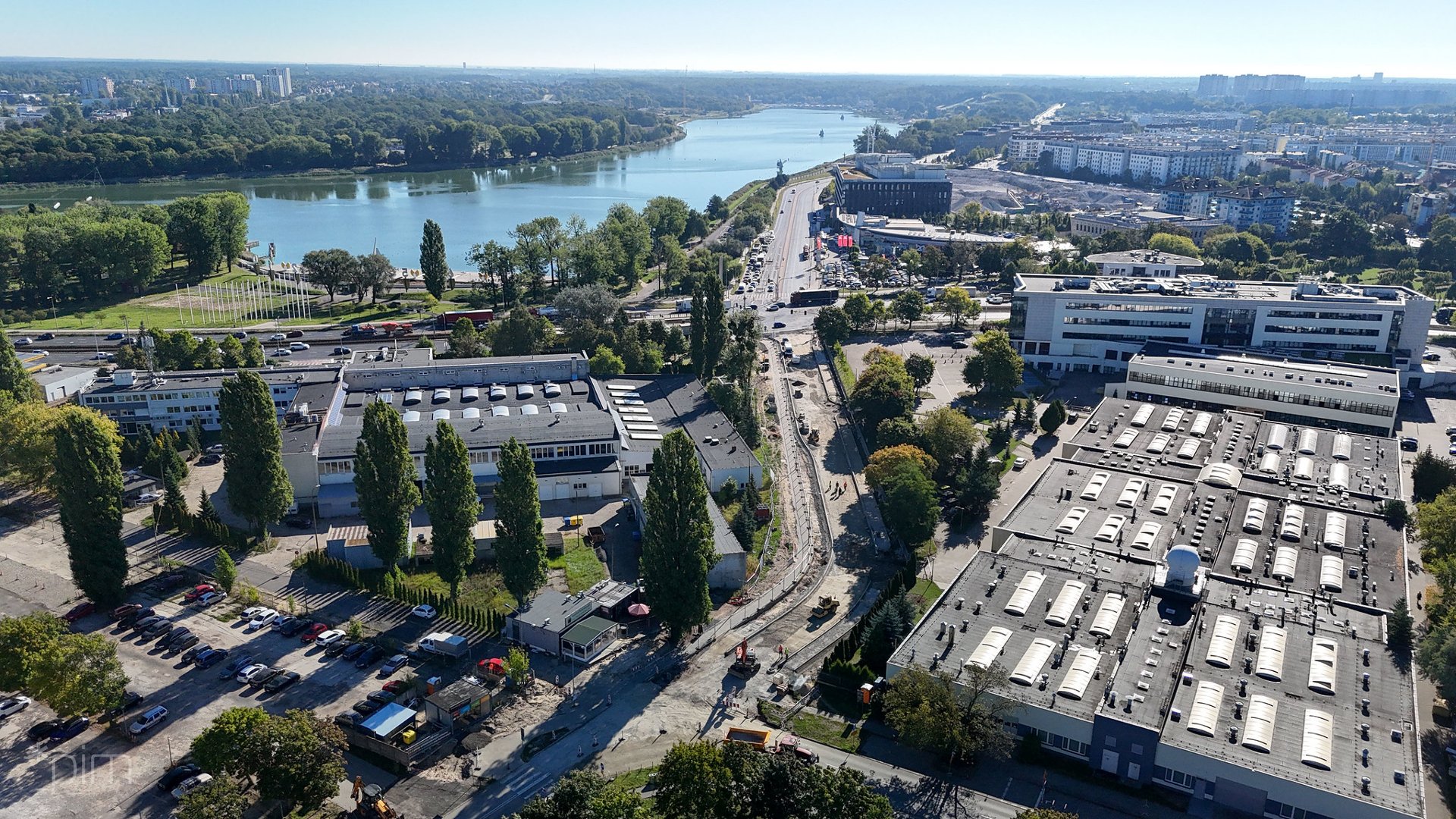 Zdjęcie z budowy drogi rowerowej przy ul. Berdychowo. W tle ul. Jana Pawła II i Jezioro Maltańskie