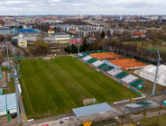 Zdjęcie z drona stadionu piłkarskiego przy ul. Droga Dębińska 12