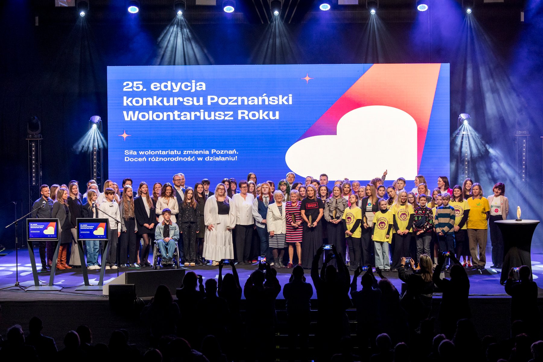 Zdjęcie z gali wręczenia wyróżnień dla wolontariuszy. Odbyła się ona w sali ziemi.