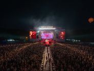 Zdjęcie z koncertu podczas BitterSweet Festival 2025. Widać oświetloną scenę i tysiące ludzi przed nią