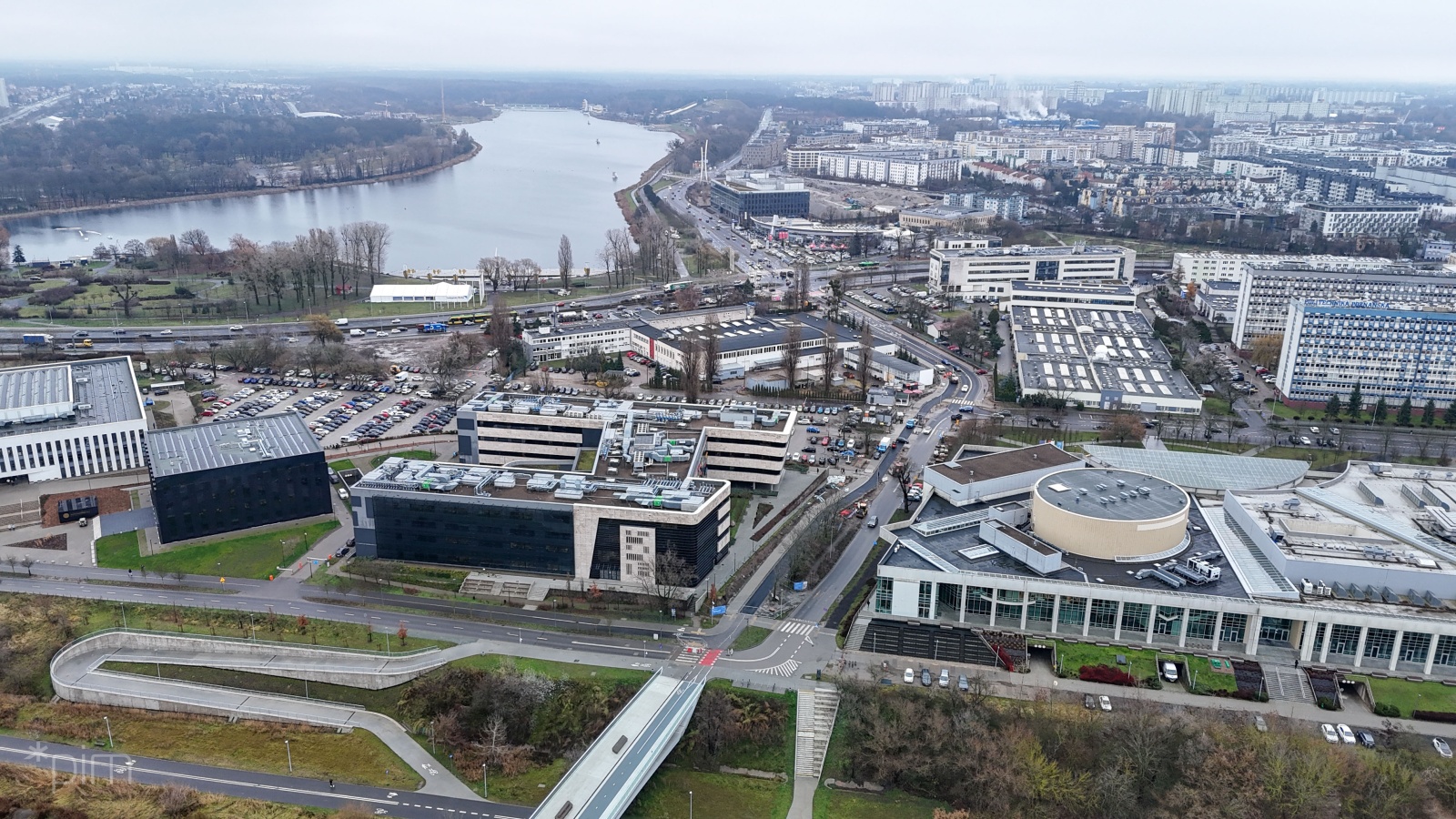 Zdjęcie z lotu ptaka na fragment miasta z rzeką i budynkami Politechniki Poznańskiej