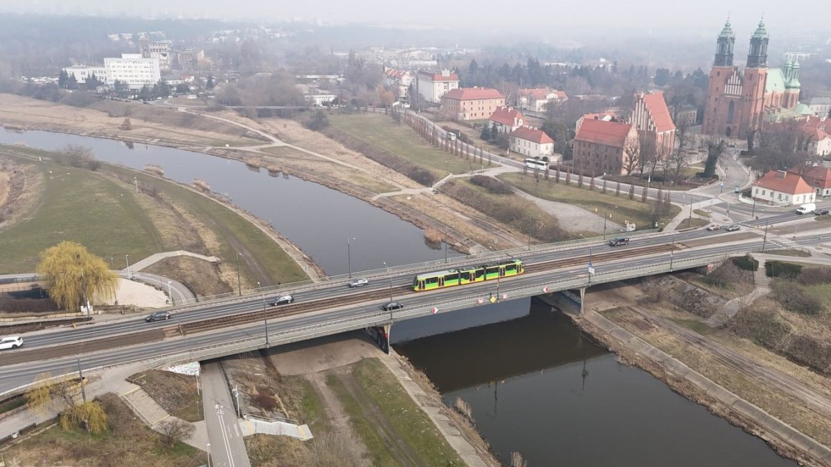 Zdjęcie z lotu ptaka na most Chrobrego, w tle katedra.