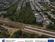 Zdjęcie z miejsca, gdzie powstanie połączenie peronu i przystanku tramwajowego. Na dole belka z logotypami