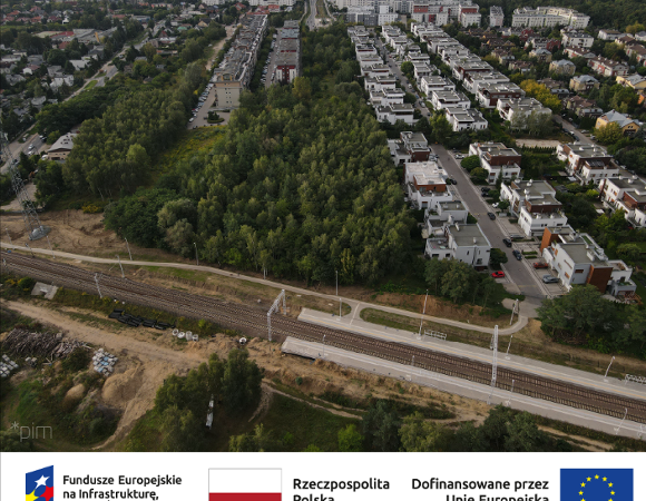 Zdjęcie z miejsca, gdzie powstanie połączenie peronu i przystanku tramwajowego. Na dole belka z logotypami