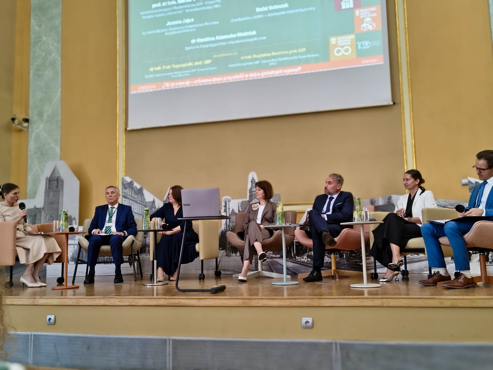 Zdjęcie z panelu dyskusyjnego z konferencji
