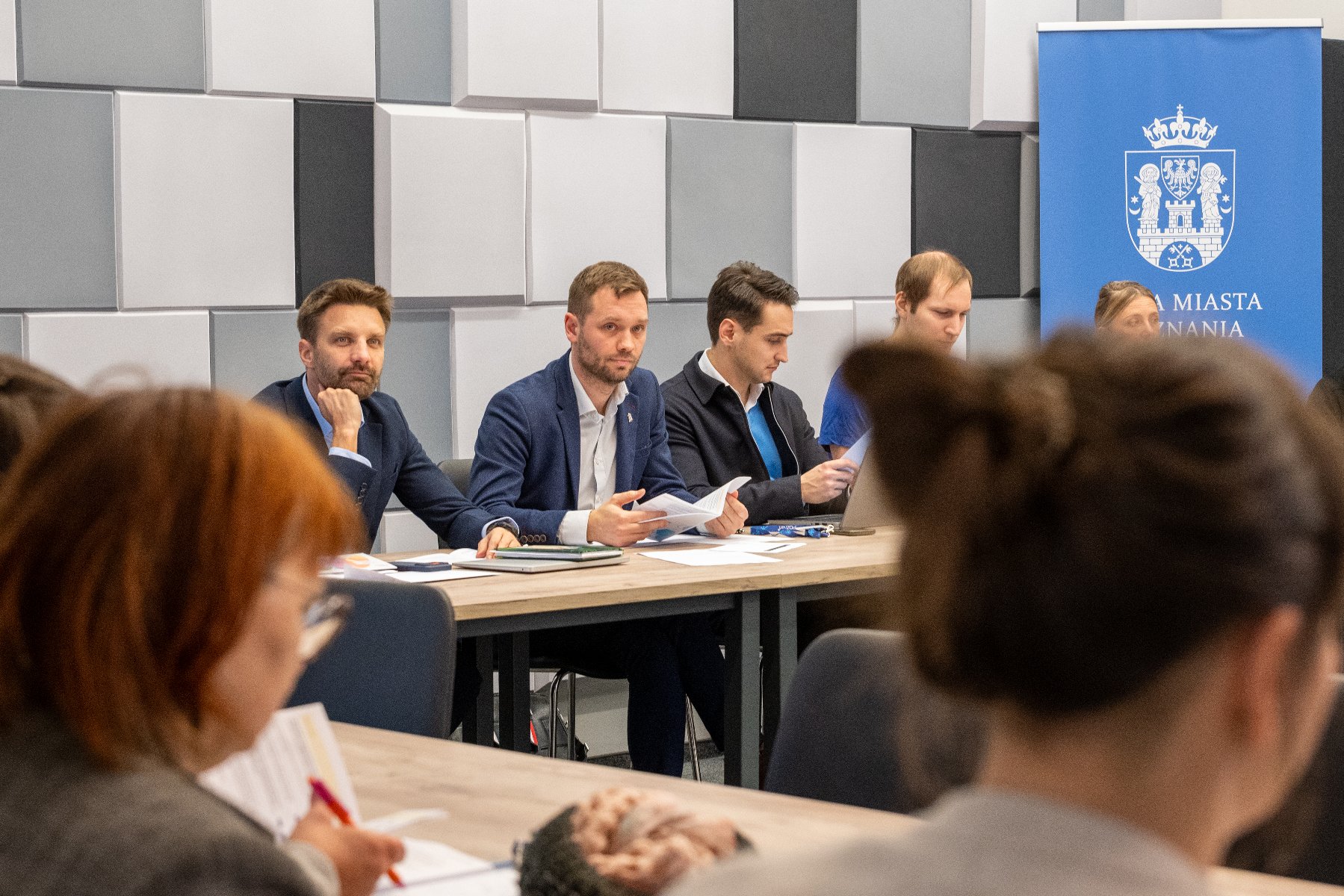 Zdjęcie z posiedzenia komisji. Radni siedzą przy stole.