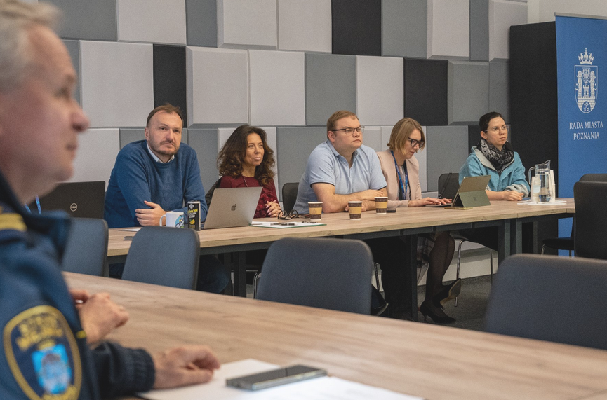 Zdjęcie z posiedzenia komisji. Radni siedzą przy stole. - grafika artykułu