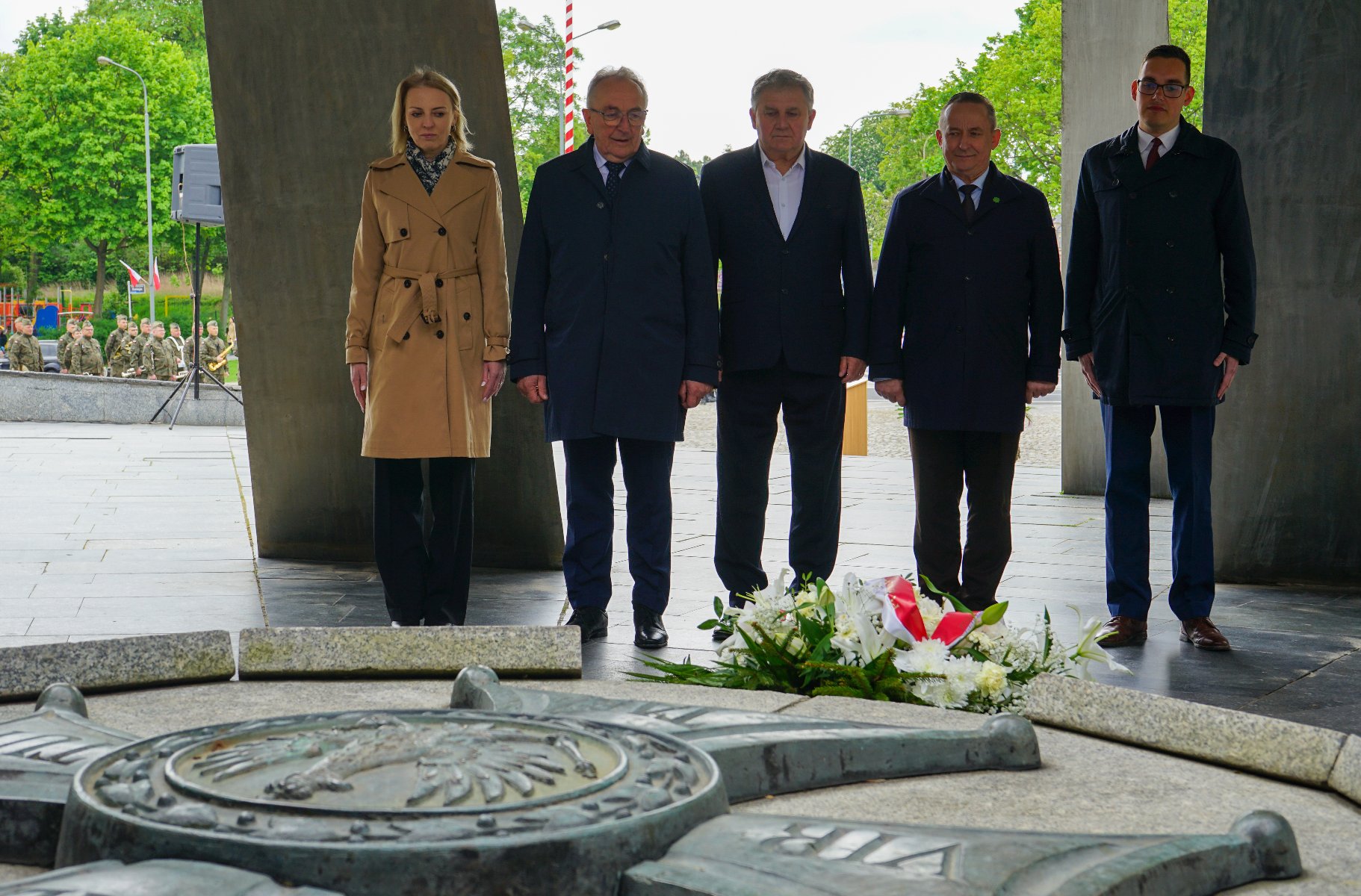 Zdjęcie z uroczystości. Władze miasta oddają hołd przed pomnikiem.