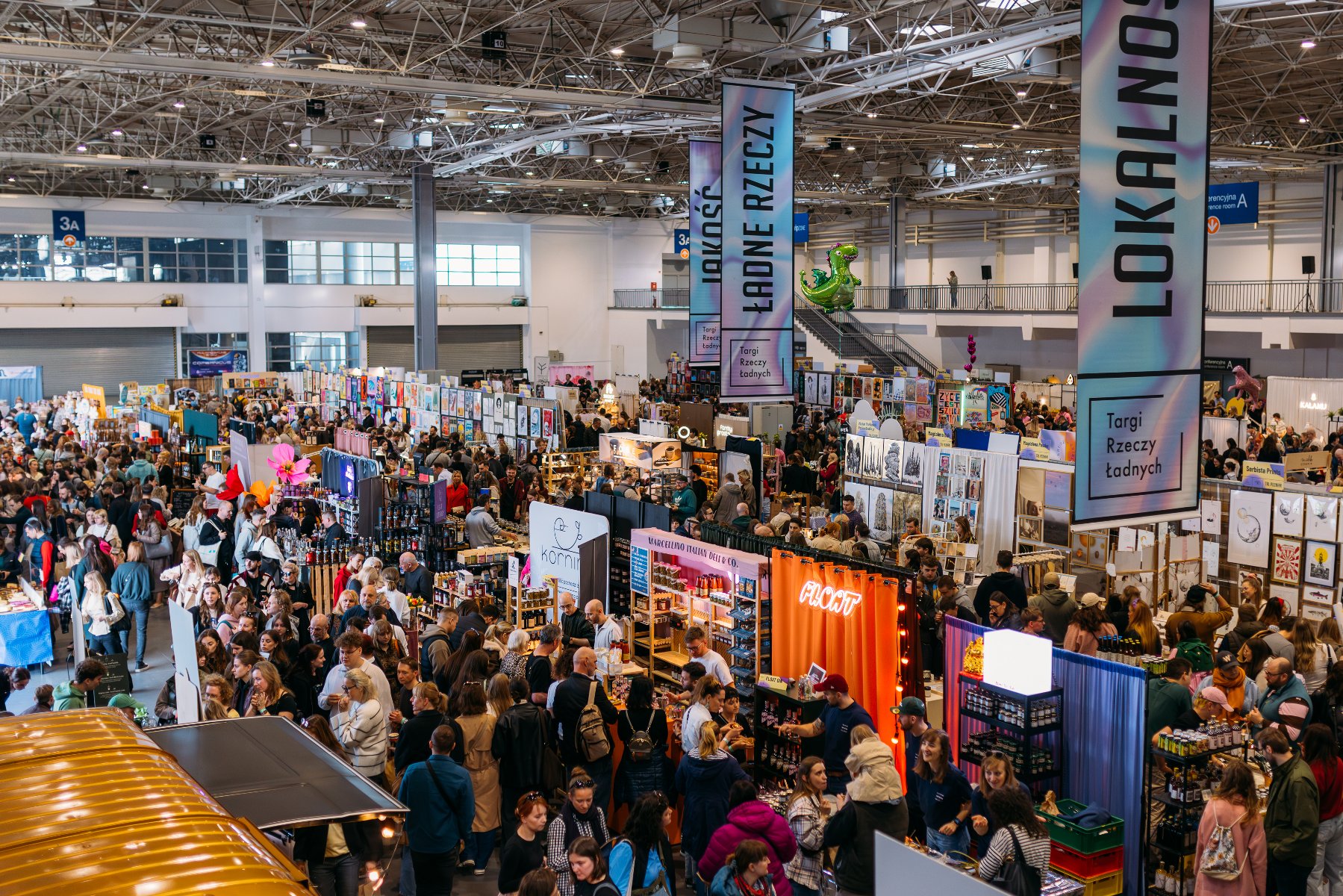 Zdjęcie z wiosennej edycji Targów Rzeczy Ładnych, przedstawiające tłum ludzi w pawilonie Międzynardowoych Targów Poznańskich, widocznych z góry.