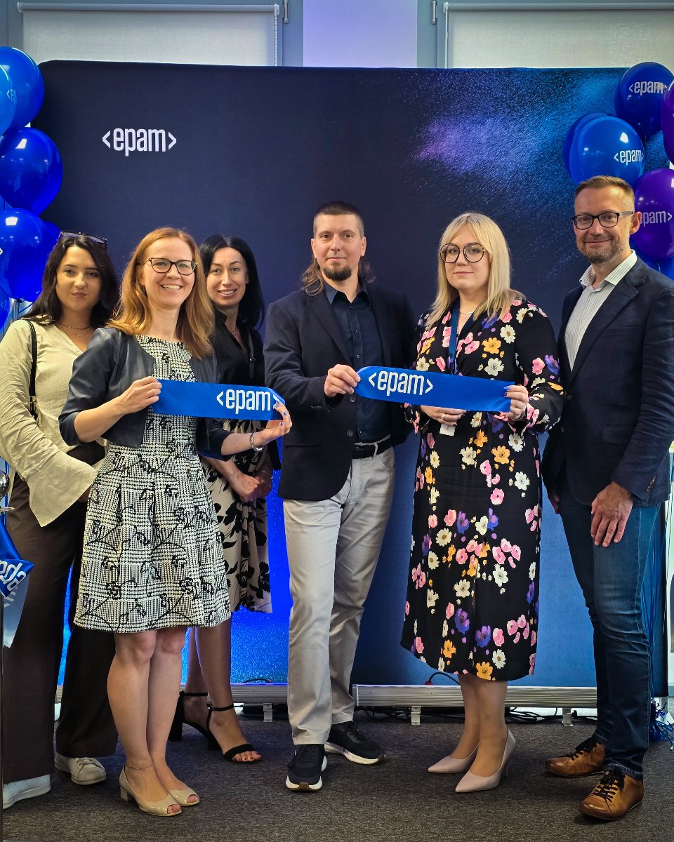 Zdjęcie z wydarzenia. 6 osób na tle ścianki z logo epam. 3 trzymają niebieskie wstązki z logiem firmy