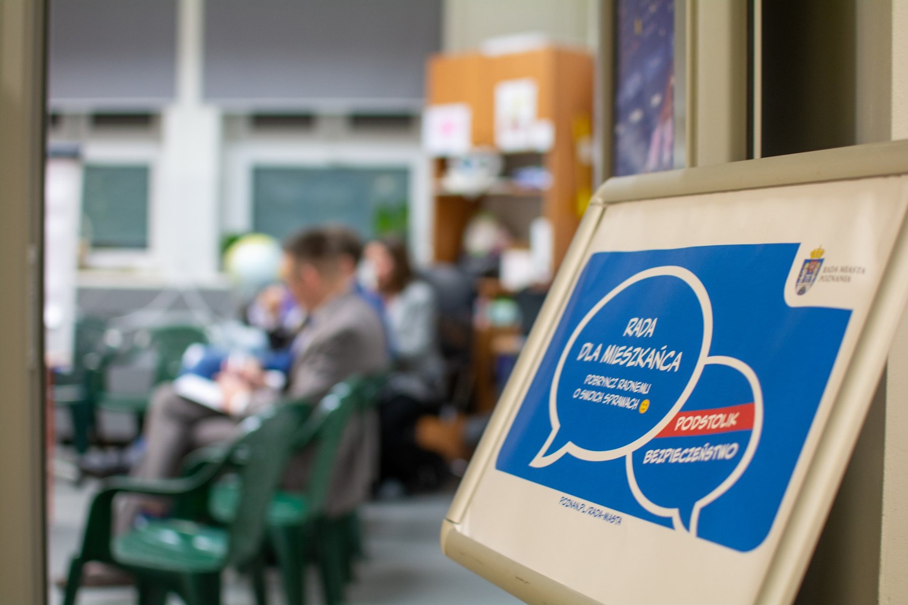 Zdjęcie z wydarzenia. Na pierwszym planie tabliczka z nazwą wydarzenia.