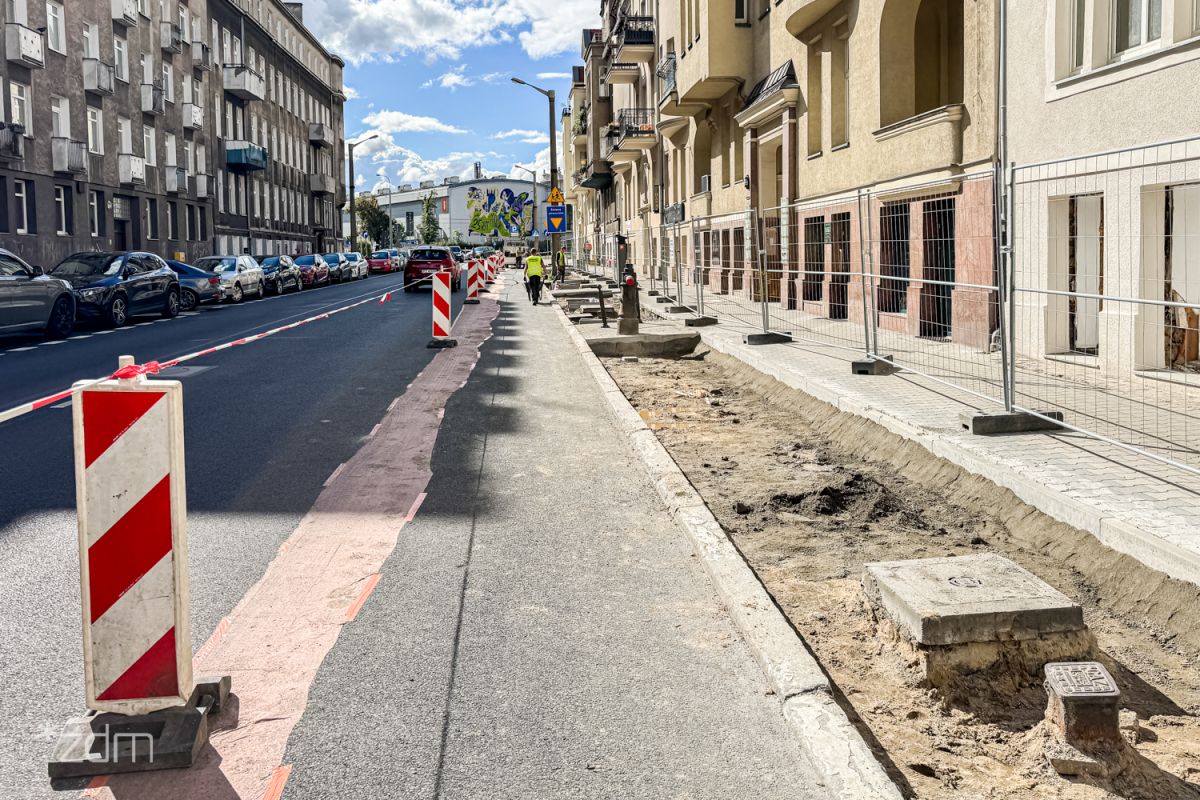 Zdjęcie z wykonywania odbruków na chodniku przy ul. Zeylanda