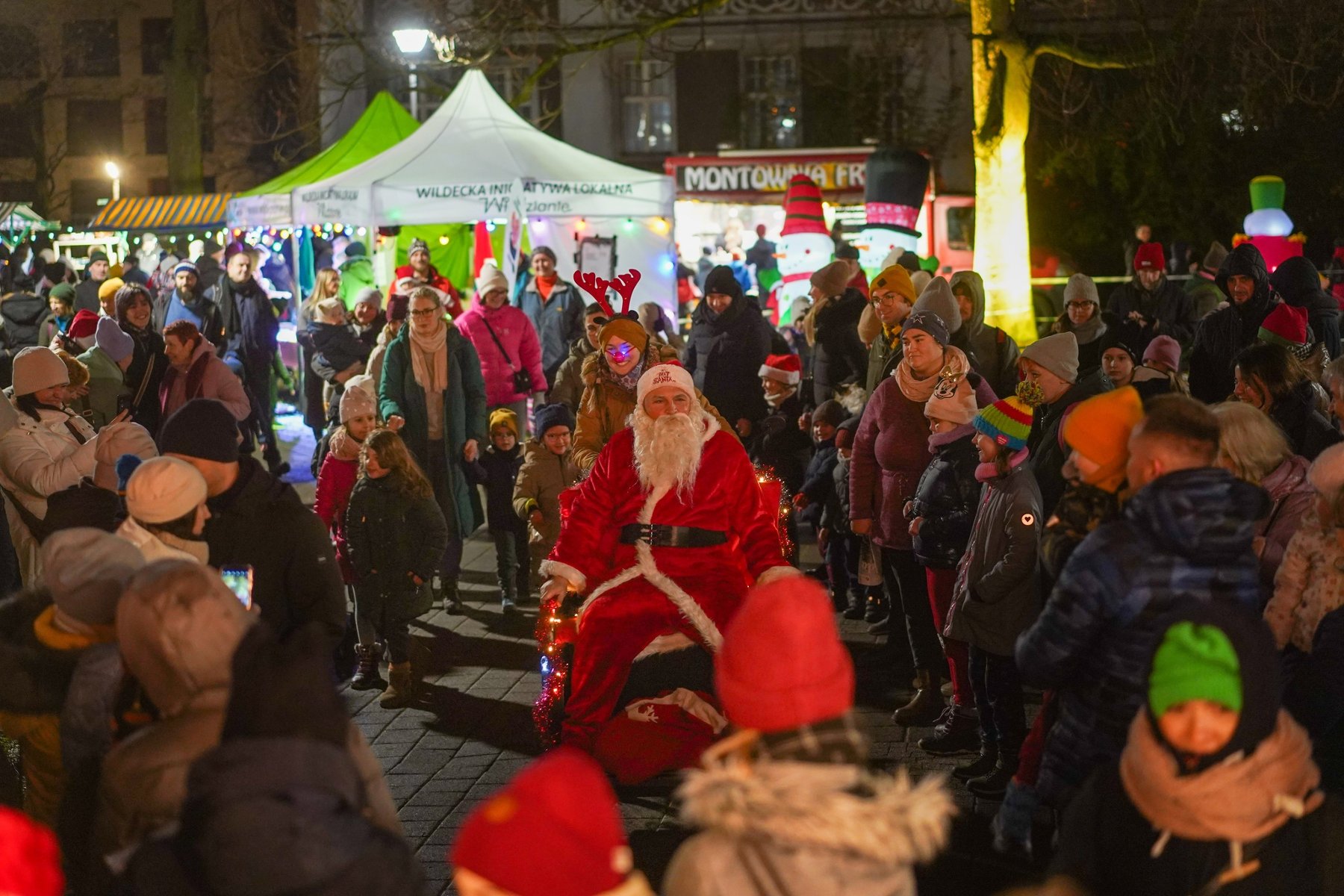 Zdjęcie z zeszłorocznej edycji jarmarku na Wildzie. Widać Gwiazdora i tłum ludzi wokół