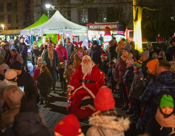 Zdjęcie z zeszłorocznej edycji jarmarku na Wildzie. Widać Gwiazdora i tłum ludzi wokół
