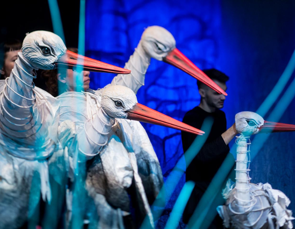 Zdjęcie ze spektaklu przedstawiającego bociany