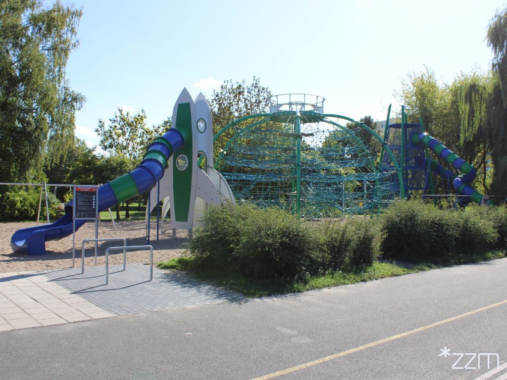 Zestaw nowoczesnych urządzeń zabawowych z wieżą wspinaczkową, na której szczycie znajduje się platforma widokowa. Całość uzupełniają mostek linowy, statek kosmiczny oraz imponująca, 22-metrowa zjeżdżalnia rurowa o wysokości 7 metrów.