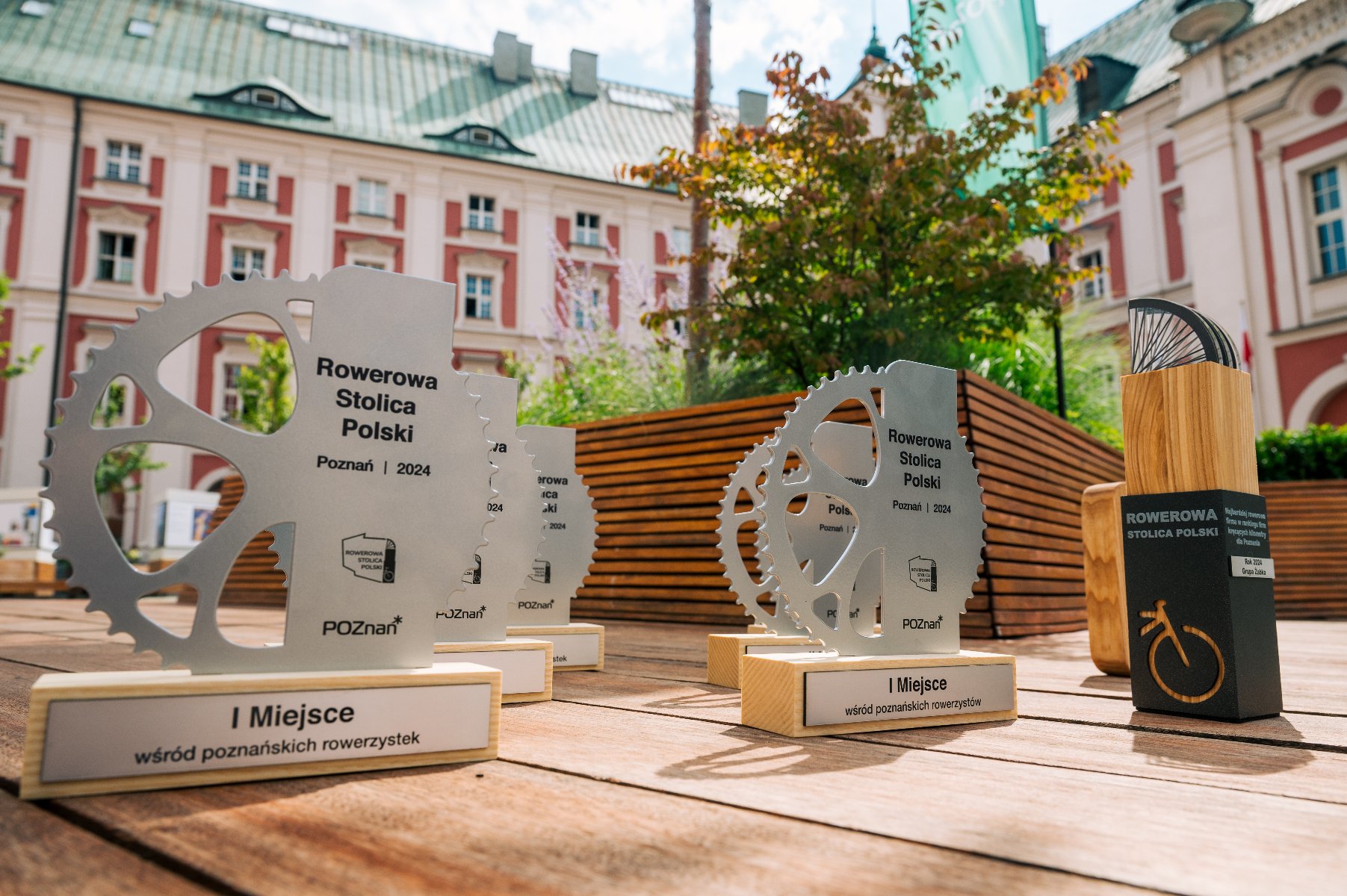 Zeszłoroczne statuetki dla najlepszych rowerzystów w Poznaniu na Wolnym Dziedzińcu UMP