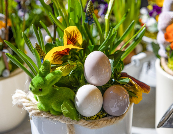 Zielono-kolorowy stroik z jajkami i króliczkiem