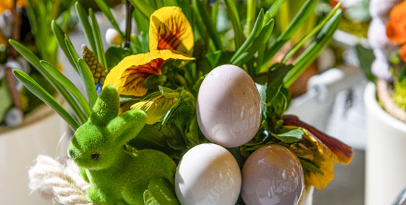 Zielono-kolorowy stroik z jajkami i króliczkiem