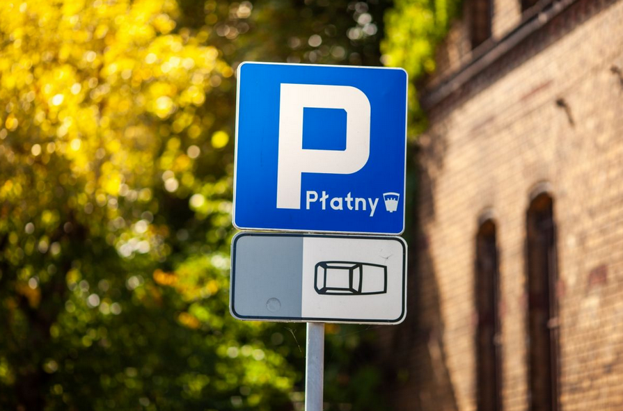 znak drogowy z tablicą informującą że w tym obrzarze znajduje się Strefa Płatnego Parkowania - więcej w treści artykułu