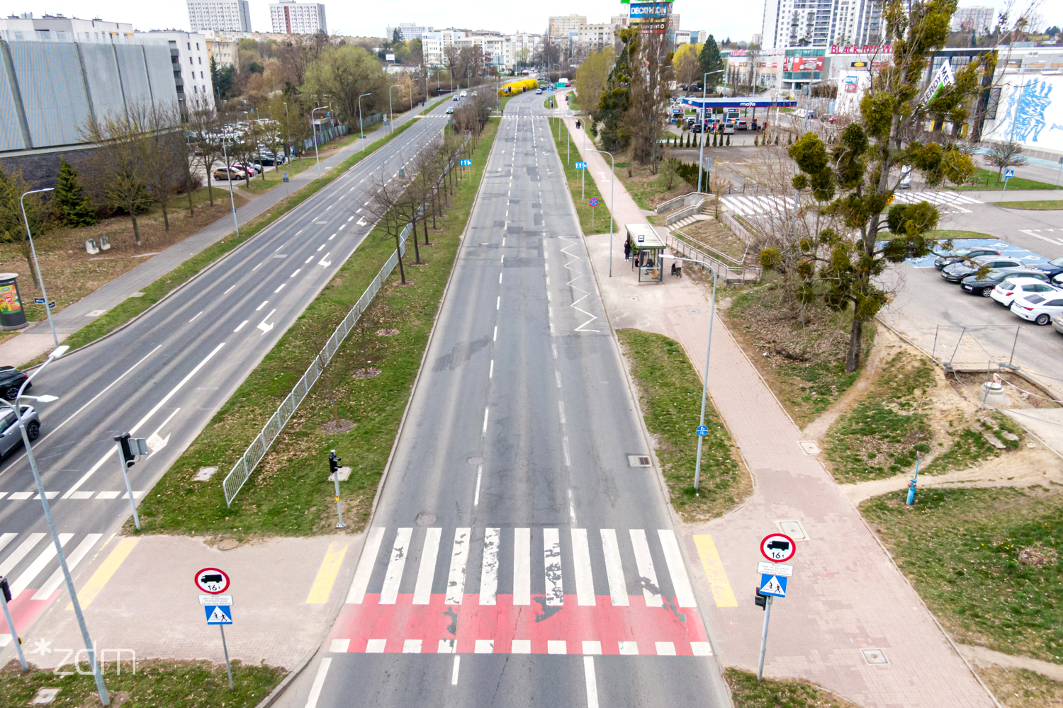 Zniszczona nawierzchnia ul. Serbskiej