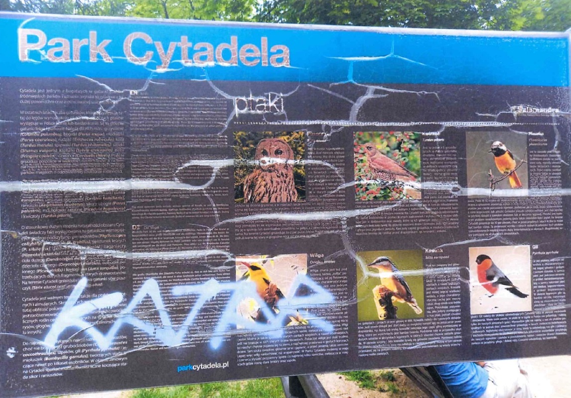 zniszczona tablica informacyjna w parku