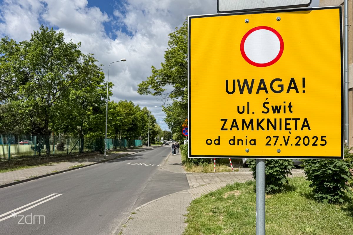 Żółta tablica informacyjna o remoncie ulicy Świt na początku ulicy