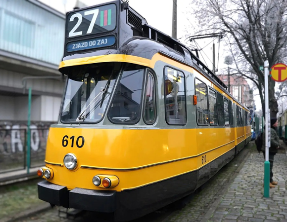 Żółty tramwaj zwany holendrem