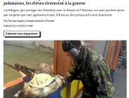 Zrzut ekranu artykułu z francuskiego serwisu internetowego. Na zdjęciu widać instruktora w mundurze maskującym, który pomaga młodemu chłopcu leżącemu na strzelnicy celować z długiego karabinu snajperskiego. Obie osoby noszą ochronniki słuchu.