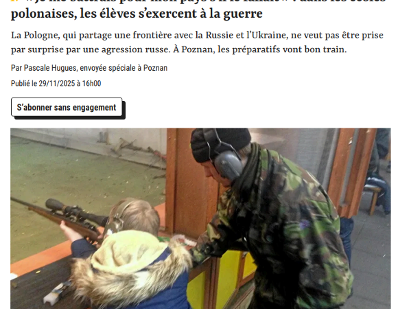 Zrzut ekranu artykułu z francuskiego serwisu internetowego. Na zdjęciu widać instruktora w mundurze maskującym, który pomaga młodemu chłopcu leżącemu na strzelnicy celować z długiego karabinu snajperskiego. Obie osoby noszą ochronniki słuchu.