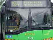 Autobusy komunikacji miejskiej przejeżdżają przez wiadukt na ul. Gołężyckiej