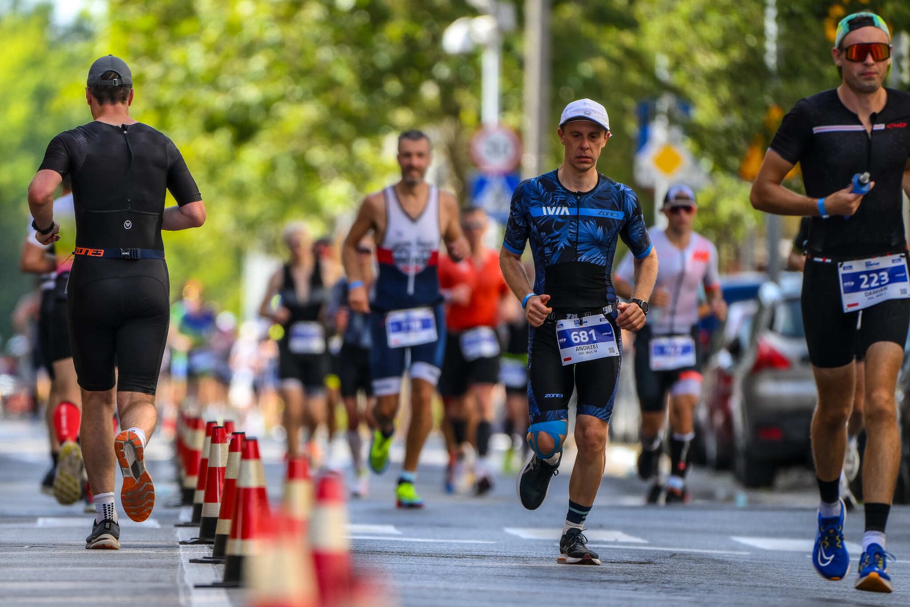 Biegacze na trasie zawodów triathlonowych