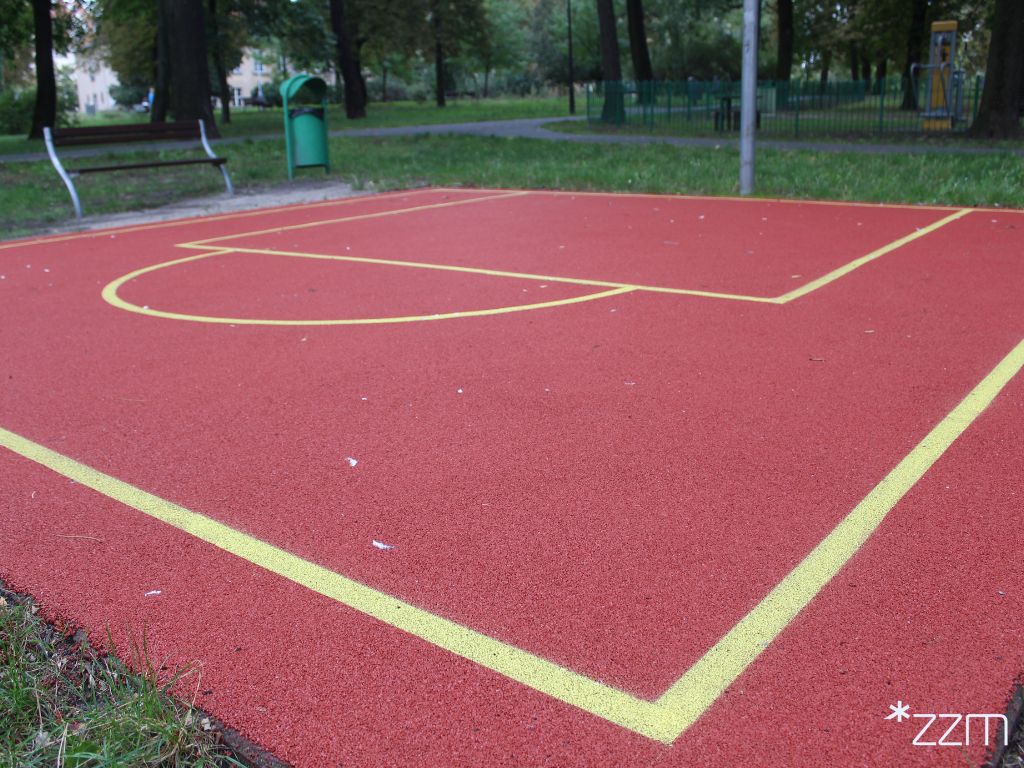 W ramach remontu boiska do koszykówki ulicznej w Parku Marcinkowskiego wymieniono starą, zużytą nawierzchnię. Zastąpiła ją nowa nawierzchnia poliuretanowa, która zapewnia większy komfort gry i zmniejsza ryzyko kontuzji Boisko do koszykówki ulicznej w Parku Marcinkowskiego