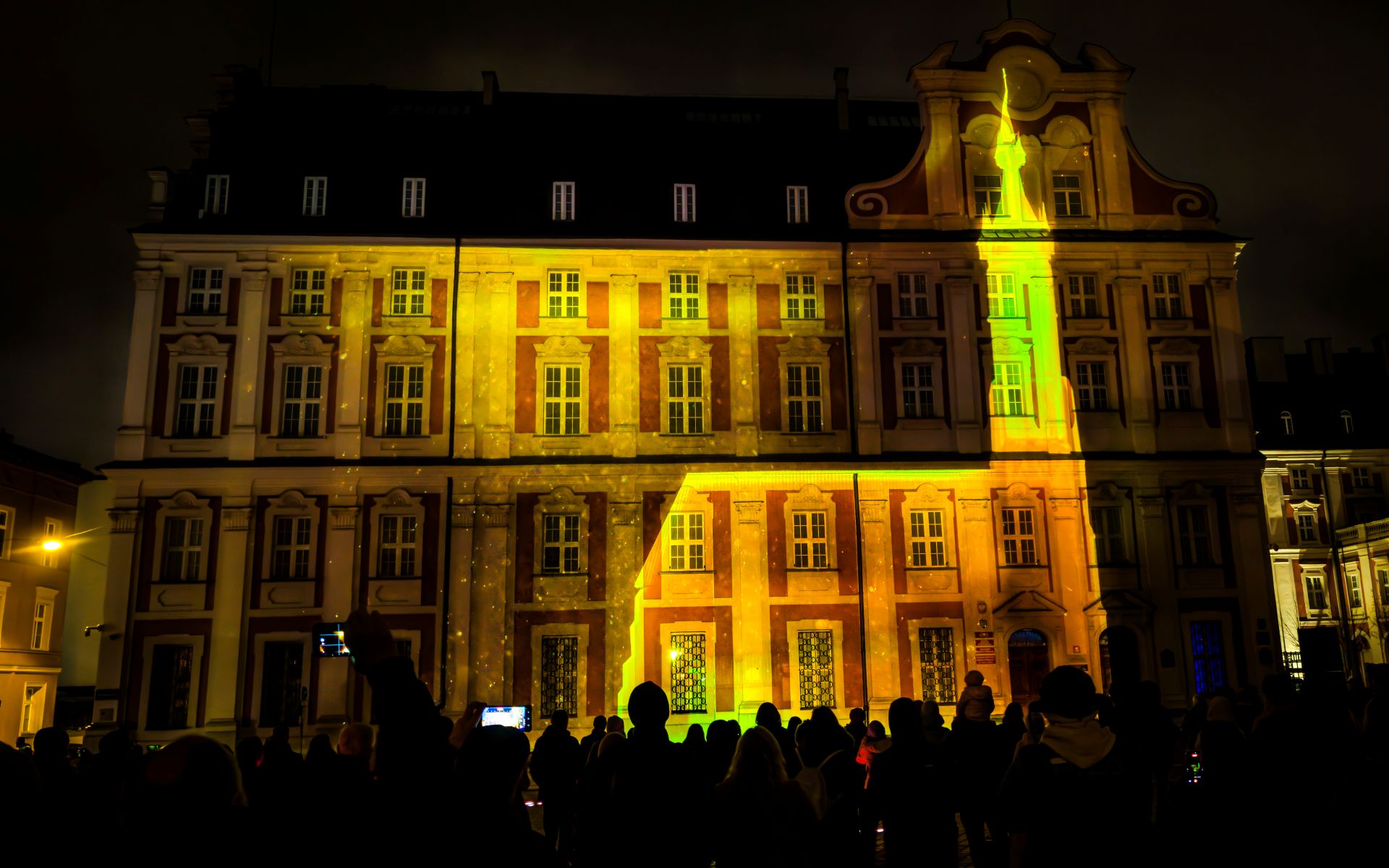 Budynek oświetlony videomappingiem 3D - wyświetlone są kontury kościoła na ścianie frontowej budynku Urzędu Miasta w Poznaniu.