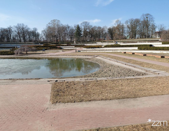 Czyszczenie zbiornika wodnego w Rosarium na Cytadeli