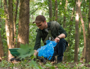 Dlaczego warto sprzątać las? Jeśli ktoś nie wie, odpowiedzi dostarczy sobotni spacer nad Wartą