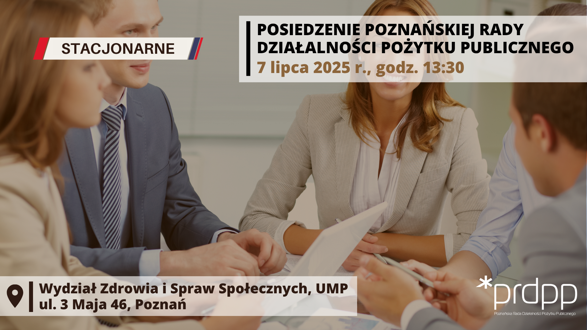 dwie kobiety oraz dwóch mężczyzn siedzących przy stole, rozmawiających, na stole laptop oraz dokumenty, ubrani w sposób elegancki, na grafice napisy: stacjonarne, posiedzenie Poznańskiej Rady Działalności Pożytku Publicznego, data, miejsce spotkania oraz logotyp PRDPP