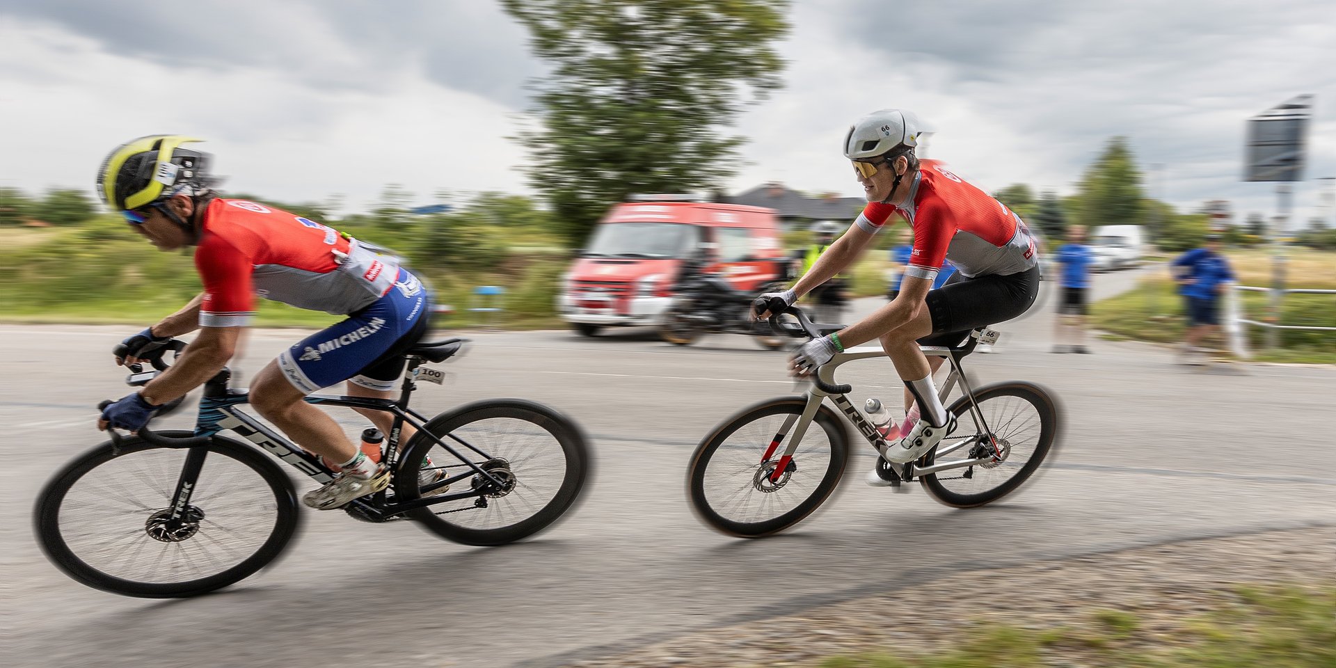 Dwóch kolarzy na trasie wyścigu na zakrecie drogi