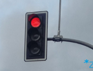 Działanie sygnalizacji świetlnej w nocy